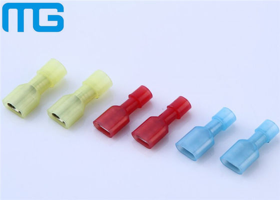 China Geïsoleerde vrouwelijke nylon disconnector met messing-geplateerd Tin, beschikbaar in divers certificaat van kleurence leverancier